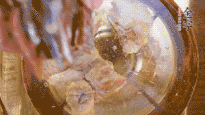 鍋中依次放姜片、排骨、火腿，加料酒、清水煮開轉(zhuǎn)小火煮30分鐘。