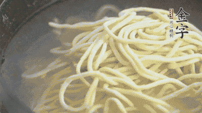 面條煮熟過(guò)涼水備用。