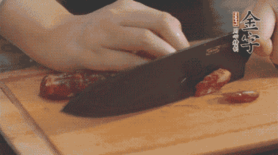 金字土香腸切片，香菇切丁。