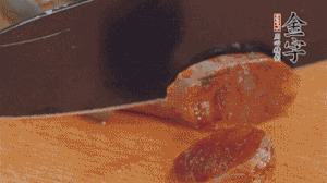 麻辣香腸蒸熟后，切片待用。