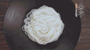 依次放入黃瓜絲、花生米、燙熟的豆芽、麻辣香腸、香菜、擺盤即可。