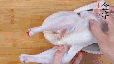 菌菇分別冷水泡發(fā)。雞處理干凈后剁成小塊，放水中浸泡半小時(shí)去血水。