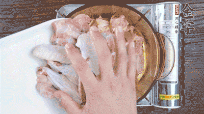 加料酒、蔥姜焯水2分鐘，清洗備用。