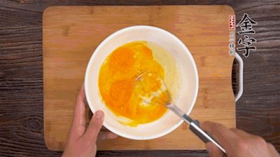 雞蛋加鹽、料酒打散后，加1.5倍溫水?dāng)嚢杈鶆颉?>
					</div>
					<span>步驟 2/5</span>
					<p>雞蛋加鹽、料酒打散后，加1.5倍溫水?dāng)嚢杈鶆颉?/p>
				</li><li>
					<div   id=