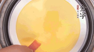 將火腿片均勻鋪上，繼續(xù)蒸6分鐘。