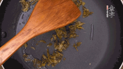 鍋中3成油溫時，下雪菜、辣椒圈翻炒40秒。