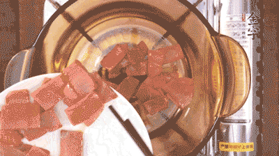 砂鍋中依次放火腿片、豆腐，大火燉開轉(zhuǎn)中小火。