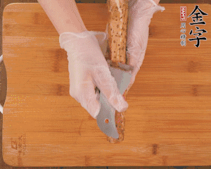 山藥去皮切滾刀塊，熱水汆燙30秒，撈出冷水浸泡。