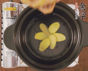 準(zhǔn)備土砂鍋，放姜片、鴿子、火腿片、蔥結(jié)、料酒，加沒(méi)過(guò)食材多些的清水，中小火燉煮。