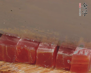 金字火腿切丁，春筍剝殼切丁，豌豆剝粒。