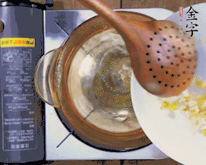 春筍丁焯水，1分鐘后加火腿丁一同汆燙1分鐘。