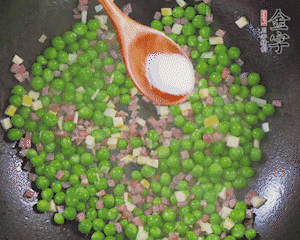 加水、料酒、鹽燒2分鐘即可。