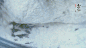 【面皮】2.將糯米粉和粳米粉混合，加煮好的艾草和適量清水，揉搓成面團(tuán)。