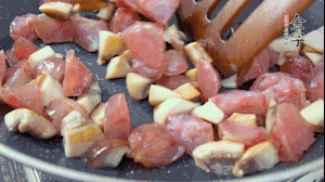 【餡料】4.鍋中油8成熱時(shí)，依次放入菌菇丁、香腸丁，適當(dāng)放點(diǎn)糖調(diào)味，炒熟。