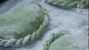 【制作】2.蒸架上墊浸濕的屜布，再放上清明果，大火蒸10~15分鐘，完成，出鍋啦！