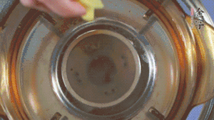 金字淡咸肉加姜片、料酒，冷水入鍋焯水。