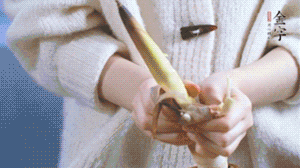 春筍切滾刀塊，加少許鹽，焯水備用。