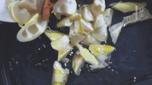 將淡咸肉、春筍、五花肉一起放入鍋中。