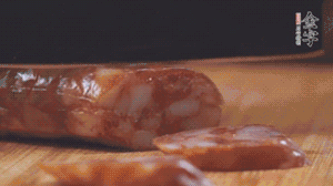 金字麻辣香腸切片，小青菜焯熟備用。