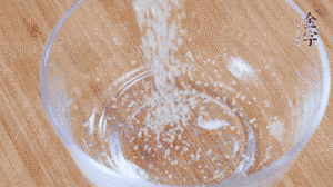 制作醬汁：1湯匙蠔油、1湯匙涼開水、2湯匙生抽、1/2湯匙白砂糖、少許辣椒圈。