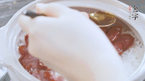 沿鍋邊倒一圈食用油蓋蓋，繼續(xù)小火燜8分鐘。