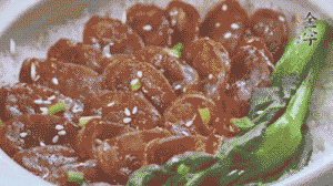 燜好后放入小青菜，均勻淋上醬汁，撒上蔥花或芝麻即可。