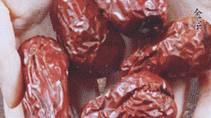 紅棗洗凈，對(duì)半剪開。