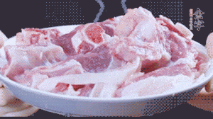 新鮮羊肉冷水入鍋，加姜片、清水焯水，除去血沫。