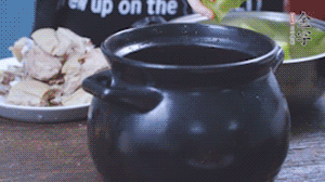 另起砂鍋，依次放入蘿卜、羊肉、火腿蹄片，加料酒、清水沒過食材。