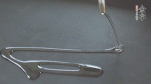 鍋中加少許油，爆香蔥姜蒜、香料 ，喜歡麻的也可以加點花椒！接著放入郫縣豆瓣醬煸炒出紅油。