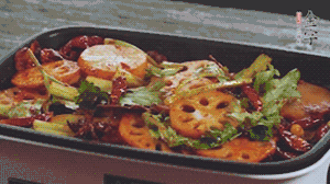 加入金字麻辣香腸，翻炒5分鐘左右。再加入之前準備好的蔬菜，翻炒均勻，最后放入蝦。