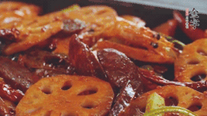 撒上芝麻和蔥，一道鮮香熱辣的麻辣香腸香鍋就做好了！