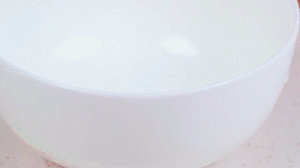 香腸切片，南瓜洗凈去皮切小塊，洋蔥切絲，米淘洗干凈備用。