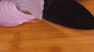 鍋中少許油，熱油倒入香腸煸炒出油，倒入南瓜塊、洋蔥翻炒片刻。