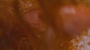 米放電飯鍋，倒入配菜，湯汁一起倒入（湯汁剛好沒過食材即可），電飯鍋開啟煮飯模式，煮好燜20分鐘，撒蔥花。