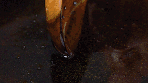 茄子切成長條，拍上生粉入油鍋炸制。