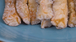 炸制油溫在7成左右，茄子炸至金黃色即可撈出。