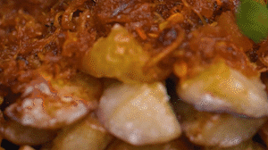 把茄子一條一條的擺好放在盤子上，上鍋蒸制3到4分鐘，出鍋后撒上蔥花。