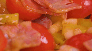 接著放入土豆和洋蔥，翻炒兩分鐘斷生。