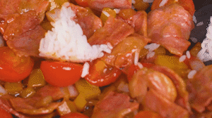 將米飯倒入鍋中搗散，同其他食材混合拌炒均勻關火。