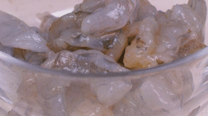 蝦去殼去蝦線，加姜絲、鹽腌制15分鐘，微煎1分鐘備用。