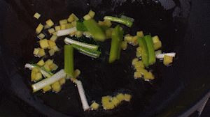 鍋中熱油，依次下姜粒、蔥段、蘆筍炒香。