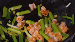 加入煎好的蝦仁，XO醬，以適量鹽、糖進行調(diào)味翻炒。