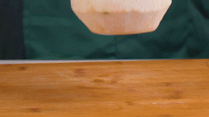 椰子切開頂部，把椰子水倒出，再把椰肉切片。