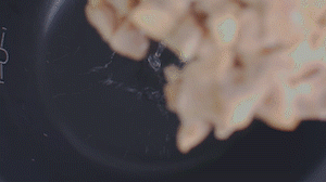 把雞、火腿、椰子水、椰肉、姜、紅棗放入電飯鍋，按下煲湯功能。