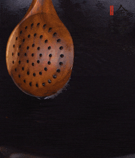 鍋中多倒些花生油，油溫達80度時，下芋頭丁炸 40 秒，直到表皮金黃，撈出待用。