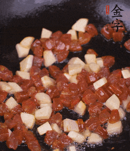 鍋中熱油，下香腸丁、茭白丁大火炒出香味。倒入米飯拍散，炒2～3分鐘。