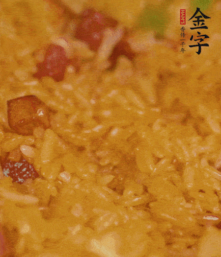 放一撮鹽、生抽少許，倒入炸好的芋頭。最后撒蔥花、蒜末翻炒均勻。