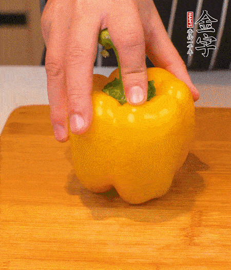 干花菇提前泡發(fā)，胡蘿卜、青椒、黃椒和花菇切丁，小紅椒切圈，小蔥切末。