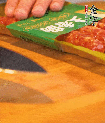 洋蔥切丁，金字土香腸切片。